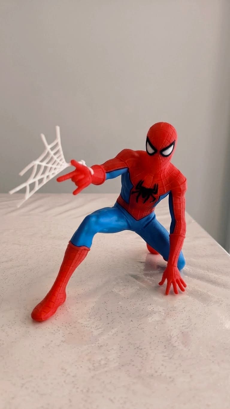 Spiderman con tela araña