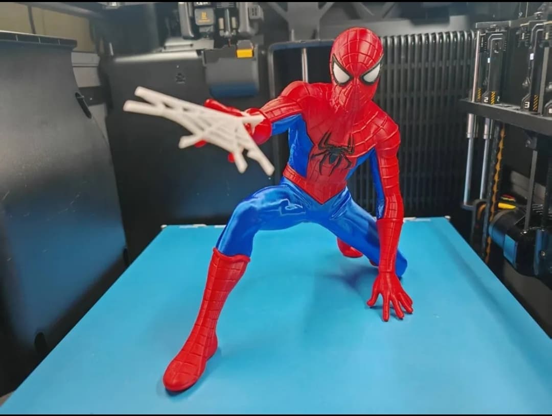 Spiderman con tela araña